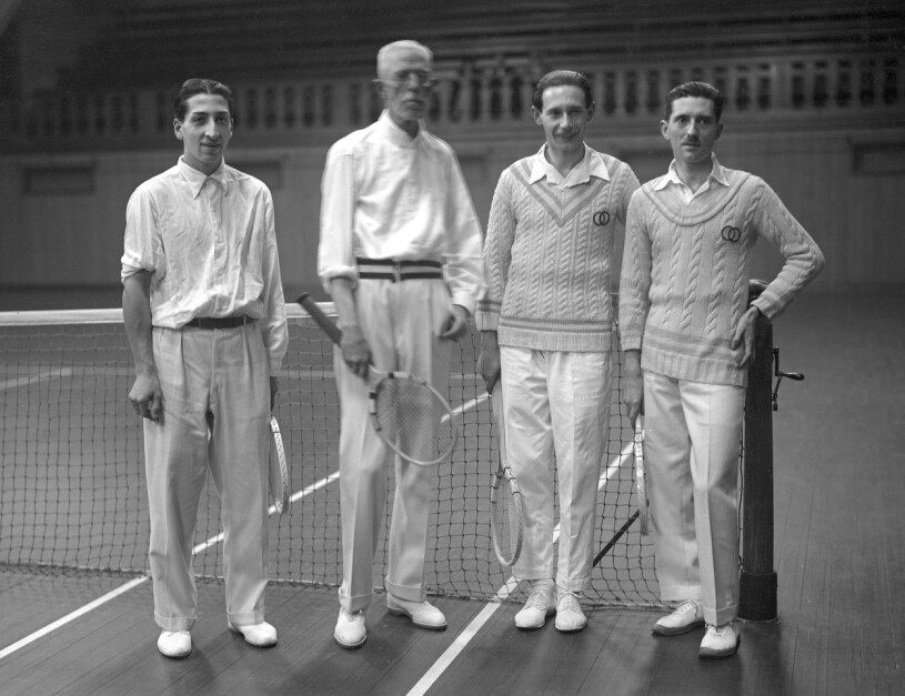 Gustaf V med den franske tennislegenden René Lacoste (till vänster) under Davis Cup-tennisen i Kungliga tennishallen i Stockholm 1926. Kung Gustaf V Mr G René Lacoste Davis Cup Kungliga Tennishallen 1926