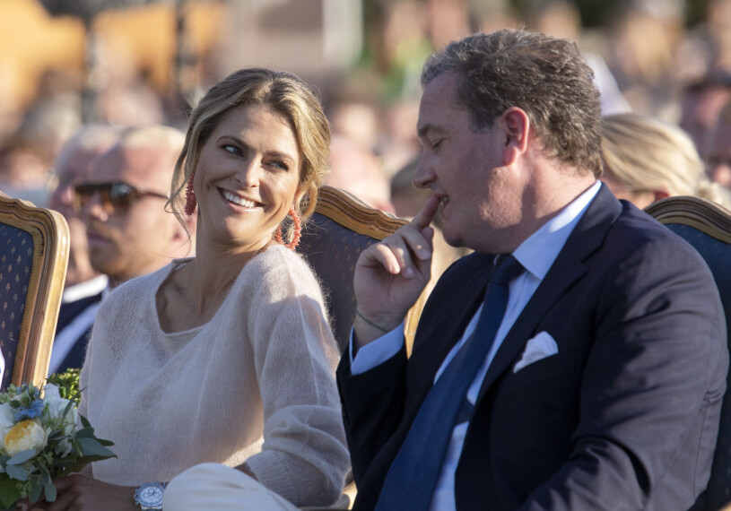 Madeleine och Chris brukar besöka Sverige på somrarna. Prinsessan Madeleine, Christopher Chris O'Neill Kungafamiljen under firandet av Victoriadagen på Borgholms idrottsplats, Borgholm, Öland, 2019