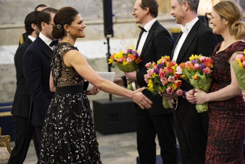 Vårfeeling på slottet med alla tulpaner! Kronprinsessan Victoria. med hovsångerskan Elin Rombo