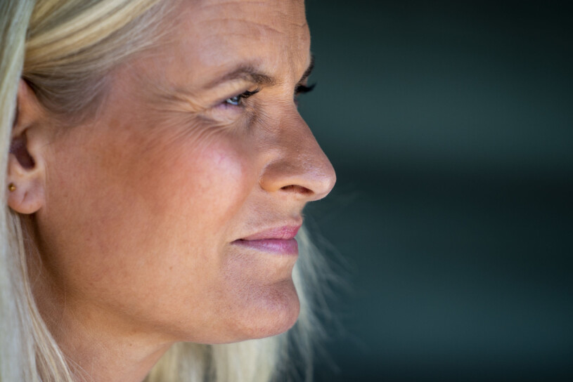 Kronprinsessan Mette-Marit. Kronprinsessan Mette-Marit Allvarlig I profil