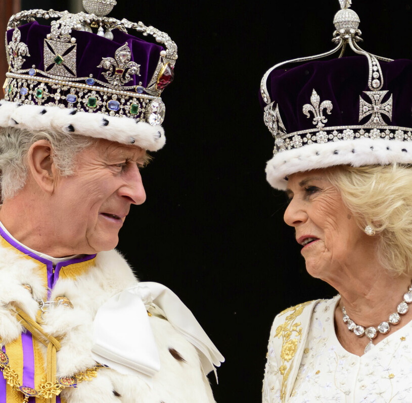 Charles och Camilla i sina kronor efter kröningen