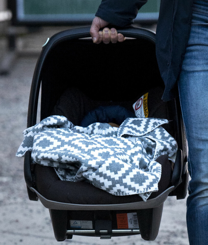Sveriges nye prins på väg hem i babyliften, inte ens sju timmar gammal.