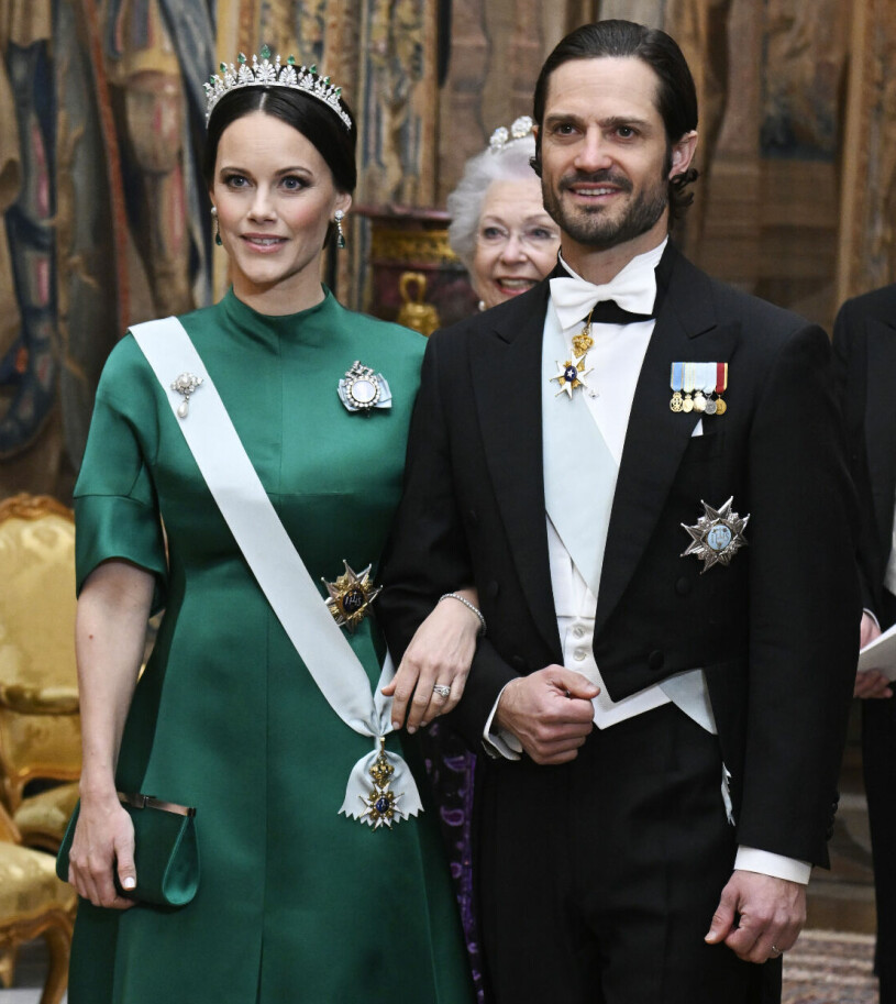 Nu får vi se Sofias aftonstass framifrån också – och visst är det Dagmar-klänningen från Nobel 2018.