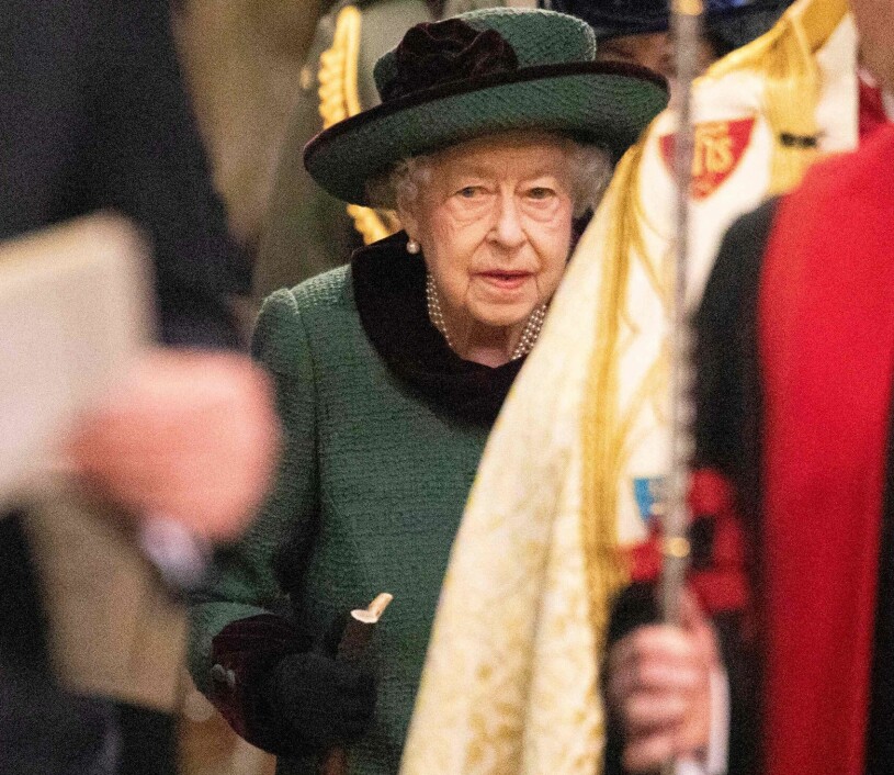 Drottning Elizabeth bar grönt, i nyansen Edinburgh green. En hyllning till hennes make som hade titeln Duke of Edinburgh. Drottning Eilzabeth