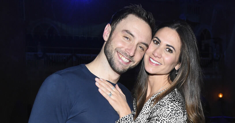 Måns Zelmerlöw och Ciara Zelmerlöw har varit gifta i snart fyra år. Måns Zelmerlöw och Ciara Zelmerlöw kramas och ler mot kameran