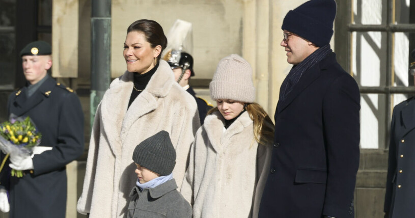Kronprinsessan Victoria firas traditionsenligt på namnsdagen på borggården vid Stockholms slott