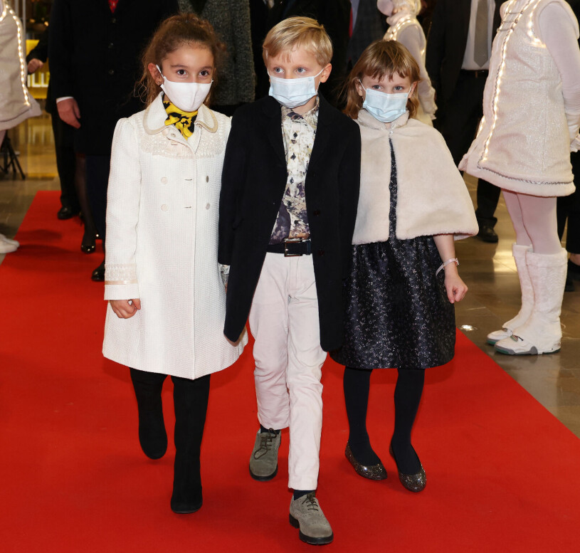 Charlenes sexåriga tvillingar, här med en av sina kamrater. Kanske från den exklusiva lilla skola som i all hast har startat i Grimaldipalatset. Prins Jacques Prinsessan Gabriella Grimaldi Forum 2021