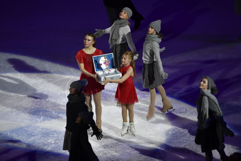 Estelle fick inte se tävlingarna live i dag, men kunde i alla fall följa invigningen på tv. Konståknings-VM 2021 Invigningen Globen Stockholm The ISU World Figure Skating Championships 2021