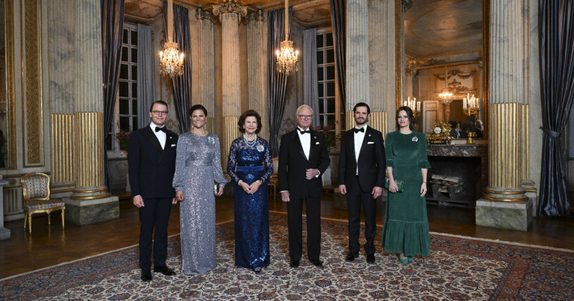 Kungafamiljen festklädda kvällen till ära! Prins Daniel, kronprinsessan Victoria, drottning Silvia, kungen, prins Carl Philip och prinsessan Sofia under riksdagssupén på Stockholms slott på tisdagskvällen.