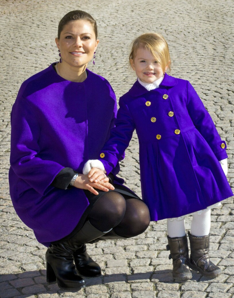 Mamma-dotter-looken hänger i: Så såg det ut redan när fyraåriga Estelle firade Victorias namnsdag 2016! Prinsessan Estelle och kronprinsessan Victoria i lila kappor vid namnsdagsfirandet på slottet 2016