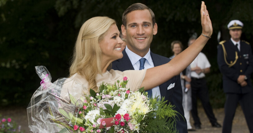 Prinsessan Madeleine bar kärleksarmbandet från Jonas Bergström när förlovningen tillkännagavs 2009. Prinsessan Madeleine och Jonas Bergström