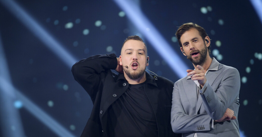 Programledaren Pär Lernström och sidekicken Anis Don Demina i Idol 2020. Anis Don Demina och Pär Lernström