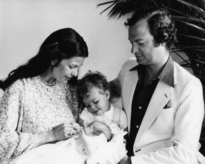 Drottning Silvia, prinsessan Victoria och kung Carl XVI Gustaf med nyfödde kronprins Carl Philip i maj 1979. Den svenska riksdagen beslutade året efter 1980 att ändra tronföljden så att förstfödda Victoria blir tronarvinge.