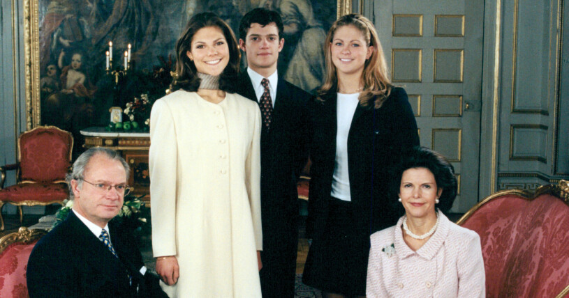 Julfotografering fran1997 pa Drottningholm slott. Kungen, kronprinsessan Victoria, prins Carl Philip, prinsessan Madeleine och drottning Silvia poserar tillsammans.