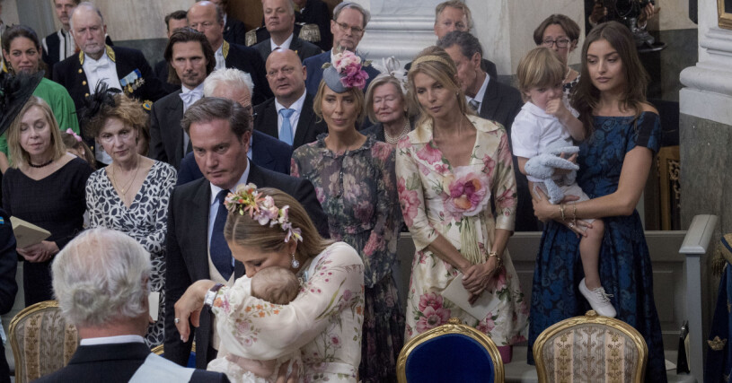 Grevinna Natascha von Abensperg und Traun och dottern Milana Abensperg und Traun som håller i prins Nicolas sitter bakom Madeleine och Chris i Drottningholms slottskyrka.