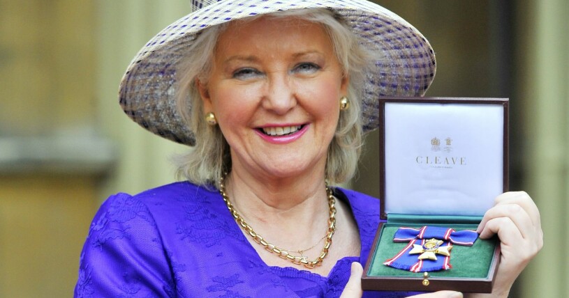 Angela Kelly är en av de medarbetare som står drottningen närmast. Drottning Elizabeths stylist Angela Kelly