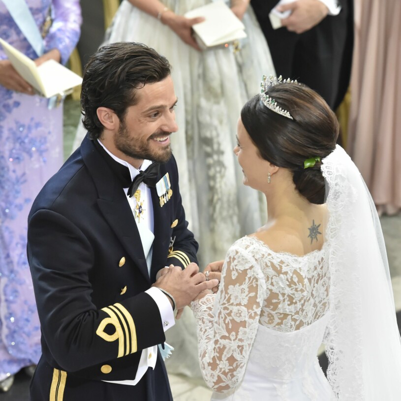 En av Sofias tatueringar är en sol i nacken. Prins Carl Philip och Sofia Hellqvist vid bröllopet i Slottskyrkan. Sofia tatuering