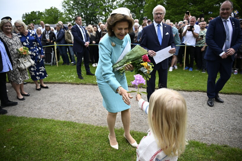 Silvia fick en vacker blomma från ett litet charmtroll!