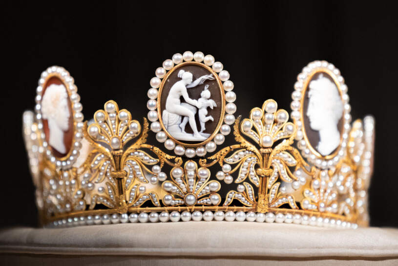 Kronprinsessan Victorias bröllopsdiadem – nu kan du se det live på Kungliga slottet. Kamédiademet som visas i utställningen Vasa till Bernadotte på Stockholms slott