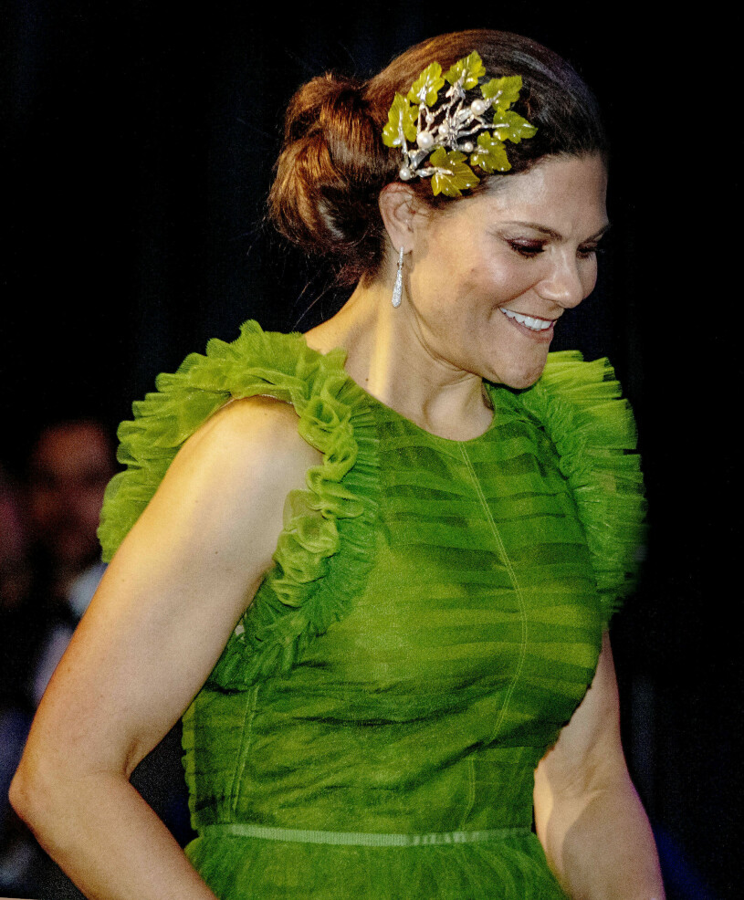 Det där hårsmycket glammar ju till vilken dress som helst! Kronprinsessan Victoria i grön tyllklänning från HM