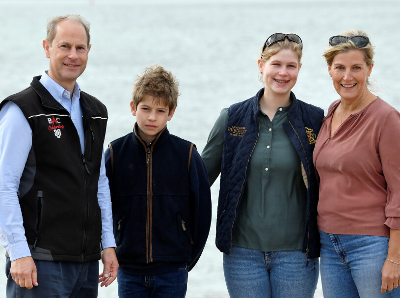 Lady Louise, 17 år och nummer 14 i den brittiska tronföljden. Här med pappa Edward, mamma Sophie och lillebror James. Prins Edward James Viscount Severn Lady Louise Sophie Wessex