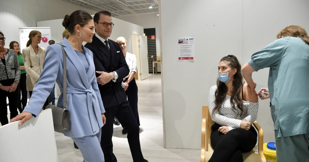 Kronprinsessan Victoria och prins Daniel anländer till Vaccinationscentral Boglundsängen, där Israa El-Ainain vaccineras mot covid-19, under sitt besök i Örebro län i oktober.