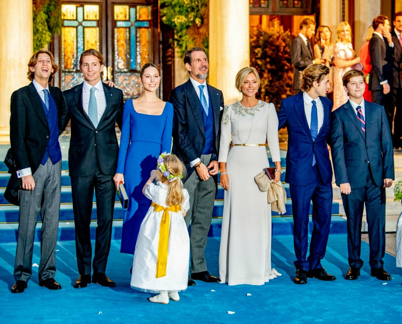 Brudgummens bror kronprins Pavlos med sin fru Marie-Chantal och deras fem barn. Kronprins Pavlos Kronprinsessan Marie-Chantal familjen Prins Philippos bröllop Aten