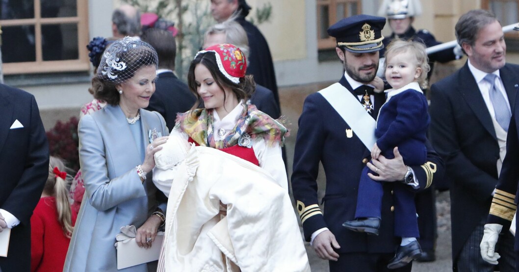 Prins Gabriels dop – en glädjens dag för drottning Silvias farmorshjärta! Drottning Silvia, prins Gabriel, prinsessan Sofia, prins Carl Philip och prins Alexander
