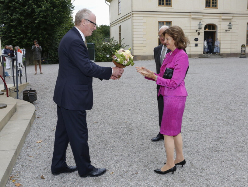 Advokat Wilhelm Lüning, ny ordförande i Drottningholmsteaterns Vänners styrelse, hälsade välkommen. Drottning Silvia Kungen Wilhelm Lüning Drottningholmsteaterns Vänner