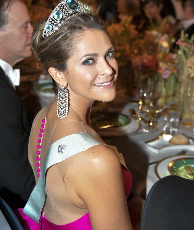 Titta noga så ser du det transparenta tyget i dekolletaget. Prinsessan Madeleine i chockrosa på Nobel 2019