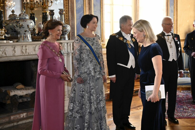 Kvällens värdinna: Drottning Silvia i mörkt rosa och med briljanter och rubiner i håret. Till höger statsministern. Drottning Silvia Magdalena Andersson