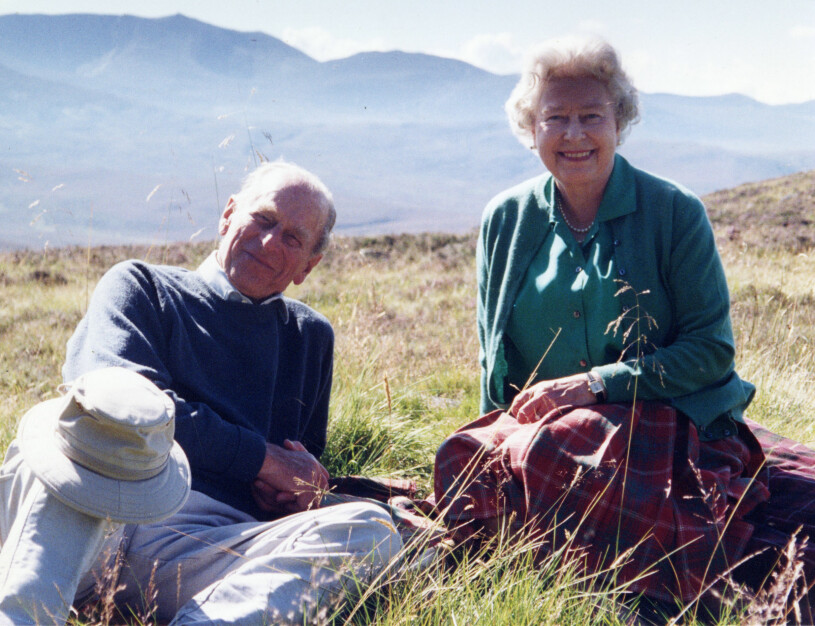 En lycklig sommardag i Skottland 2003. Balmoral är drottning Elizabeths ”happy place” – men årets sommarledighet blir den första utan prins Philip. Drottning Elizabeth Prins Philip Balmoral 2003