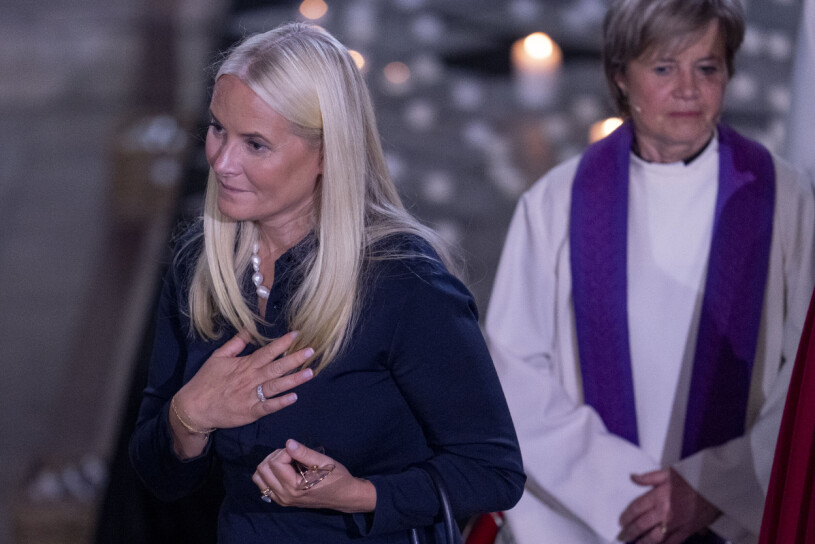 Mette-Marit under söndagen för att hedra offren efter masskjutningen i Oslo.