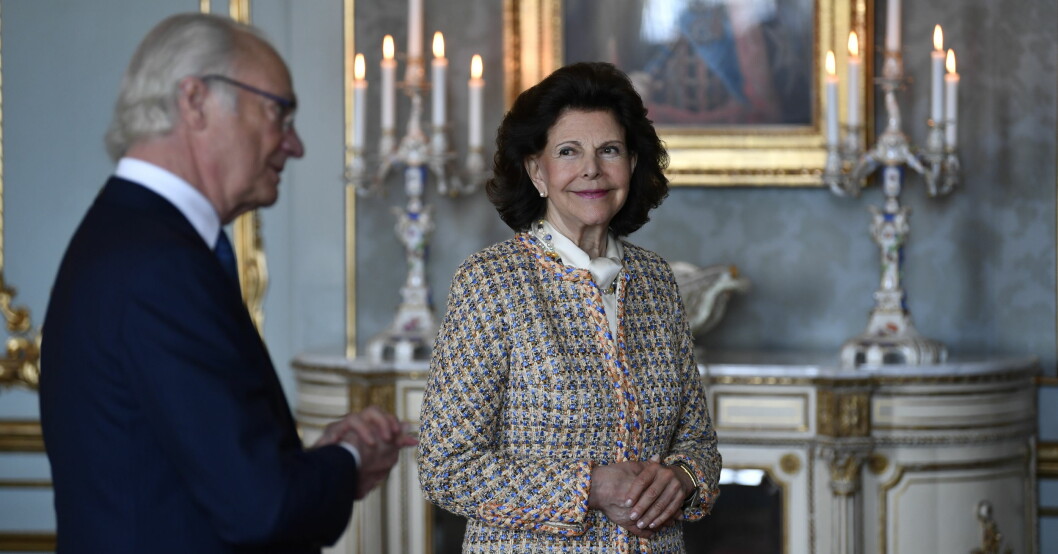 Drottning Silvia tittar fortfarande på kungen med kärlek! Kung Carl Gustaf och drottning Silvia på kungens födelsedagsmottagning