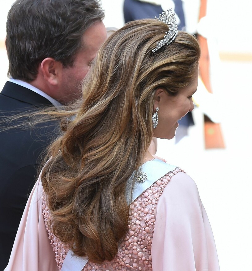 Madeleine i sin berömda tiarafrisyr: Ingen bär briljanterna i utsläppt hår som hon. Prinsessan Madeleine Utsläppt hår Tiara Sofias och Carl Philips bröllop 2015