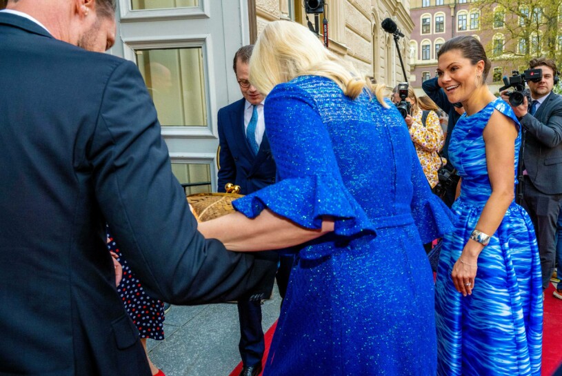 Kronprins Haakon var snabbt framme för att stötta sin fru. Kronprinsessan Mette-Marit fastnar med klacken