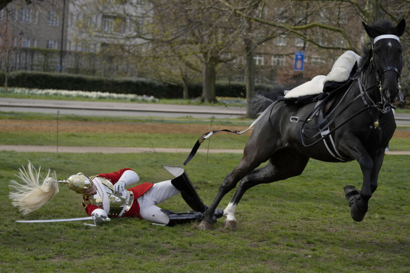 En brittisk soldat faller från sin häst vid en övning inför drottning Elizabeths jubileumsfirande