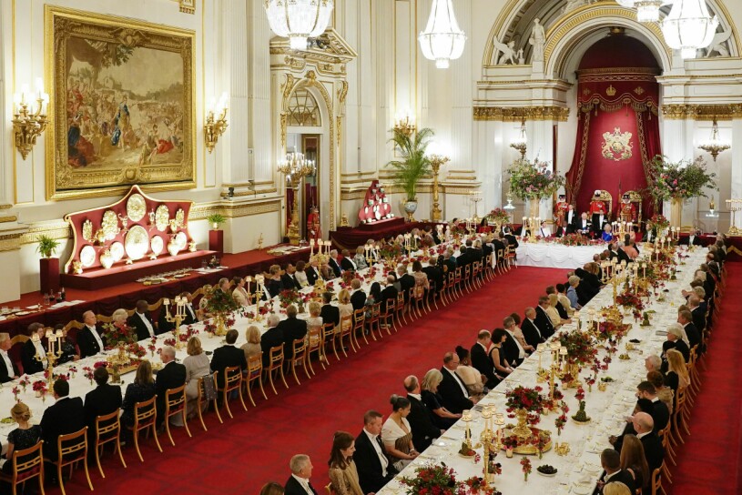 Buckingham Palace i går kväll: Ingen mysbelysning direkt. Brittiska kungafamiljen har galamiddag i balsalen på Buckingham Palace
