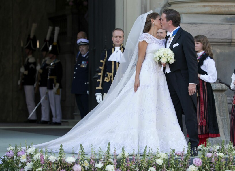 Prinsessan Madeleine och Chris O'Neill kysser varandra på sin bröllopsdag, 2013