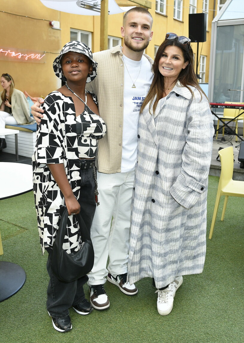Carola är en fantastisk mamma! Zoe Häggkvist, Amadeus Sögaard, Carola Häggkvist Amadeus Sögaards releaseparty för ny låt. Ljunggrens Terrass, Stockholm 2022