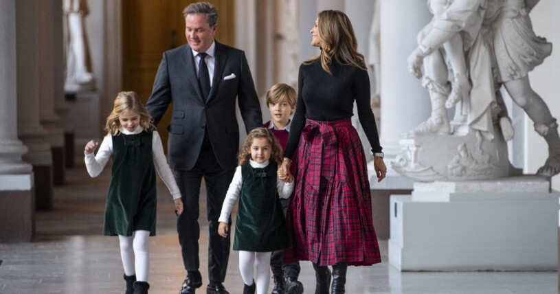 Toute la famille au château ! Chris O'Neill et la princesse Madeleine avec les enfants la princesse Leonore, la princesse Adrienne et le prince Nicolas en route pour recevoir des épicéas avant la célébration de Noël du syndicat étudiant de Skogshögskolan au château de Stockholm.