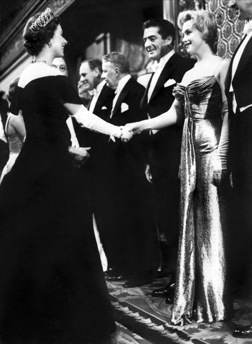 Det ikoniska mötet mellan två av världens mest berömda kvinnor. Drottning Elizabeth och Marilyn Monroe 1956