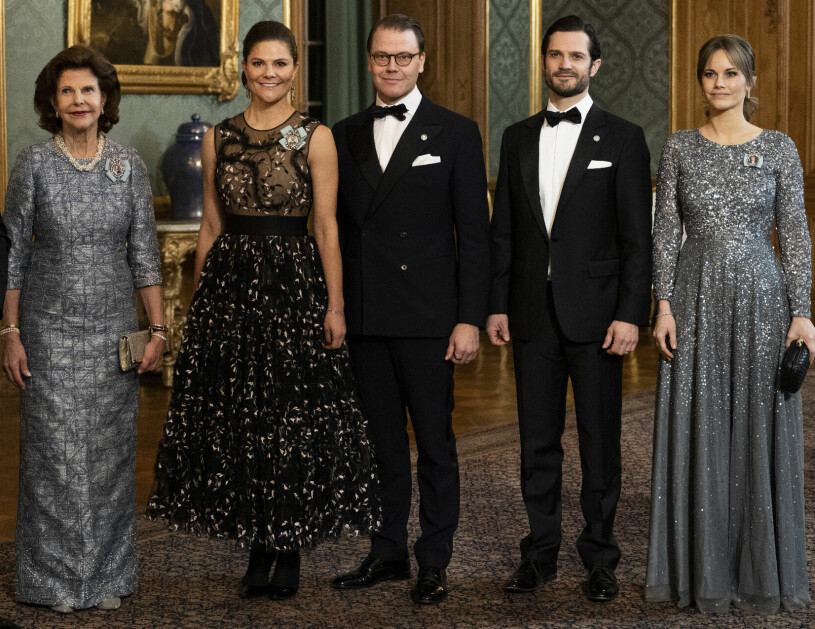 Prinsessan Sofia och drottning Silvia lyckades pricka in samma färg på paljetterna! Kungafamiljen på Sverigemiddagen 2023