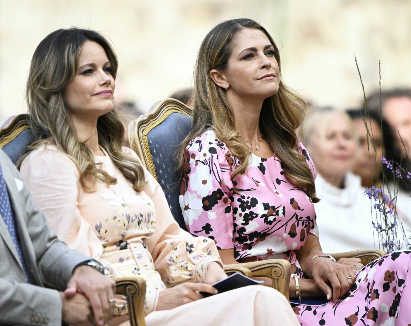 Prinessan Sofia och prinsessan Madeleine vid firandet av kronprinsessan Victorias födelsedag på Borgholms slottsruin på Öland 2022