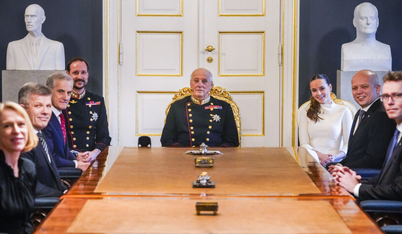 Norges utrikesminister Anniken Huitfeldt (längst till vänster) i möte med kung Harald när prinsessan Ingrid Alexandra fyllde 18 i fredags. I går träffades de båda igen. Norges utrikesminister Anniken Huitfeldt och Kung Harald i statsråd på slottet