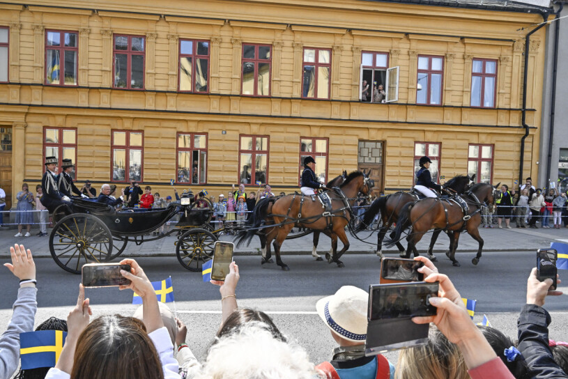 Kung Carl Gustaf och drottning Silvia åker hästkortege genom Linköping längs Storgatan vid länsbesök i Östergötlands län. Under året reser kungaparet till 21 län med anledning av kungens 50-årsjubileum på tronen.