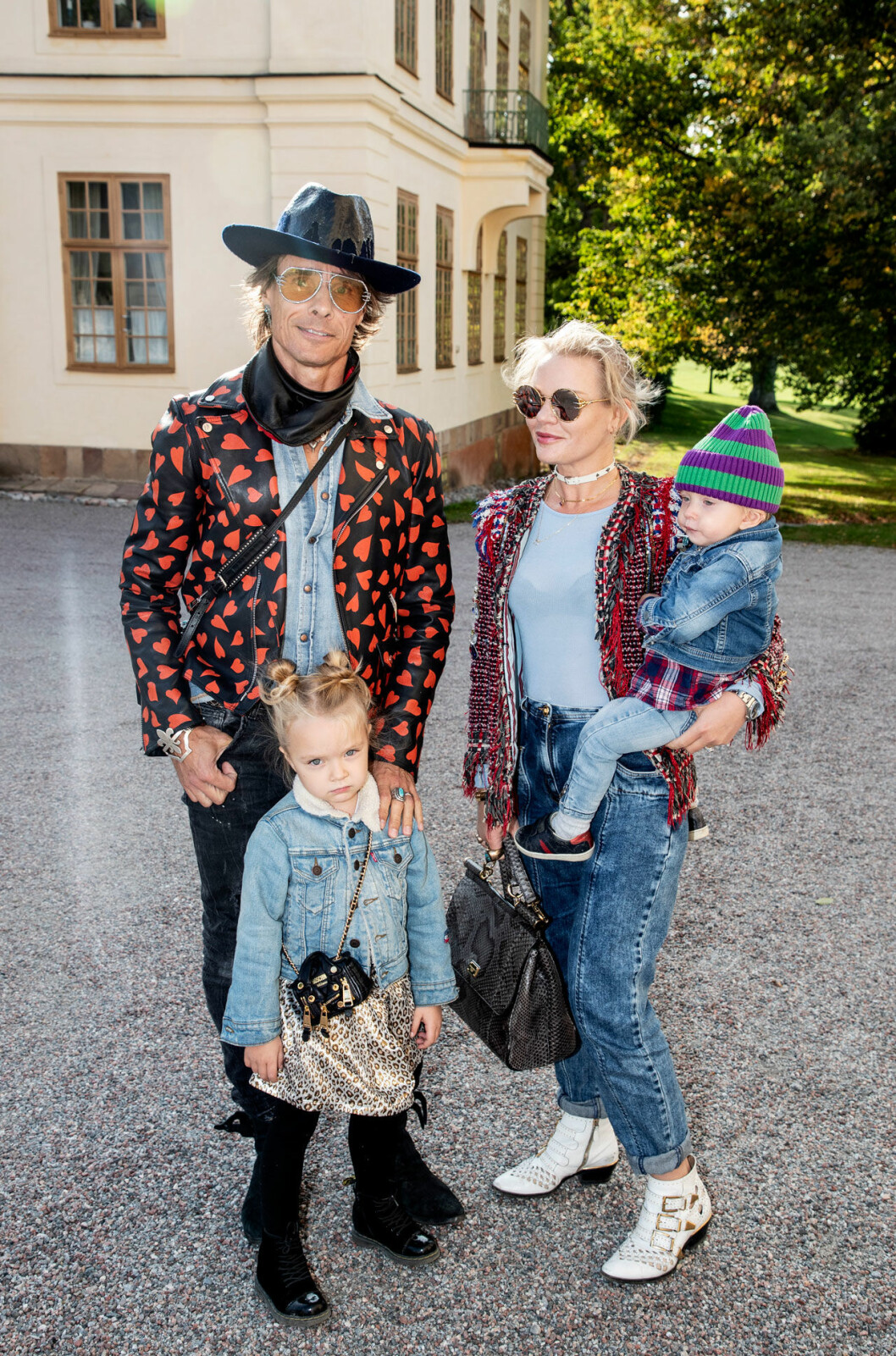 En familj som alltid sticker ut är Peter och Anna Siepen! Här med gulliga barnen Rio och Enzo. En familj som alltid sticker ut är Peter och Anna Siepen! Här med gulliga barnen Rio och Enzo.