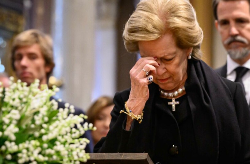 Drottning Anne-Maries tunga sorg. Drottning Anne-Marie vid kung Konstantins kista