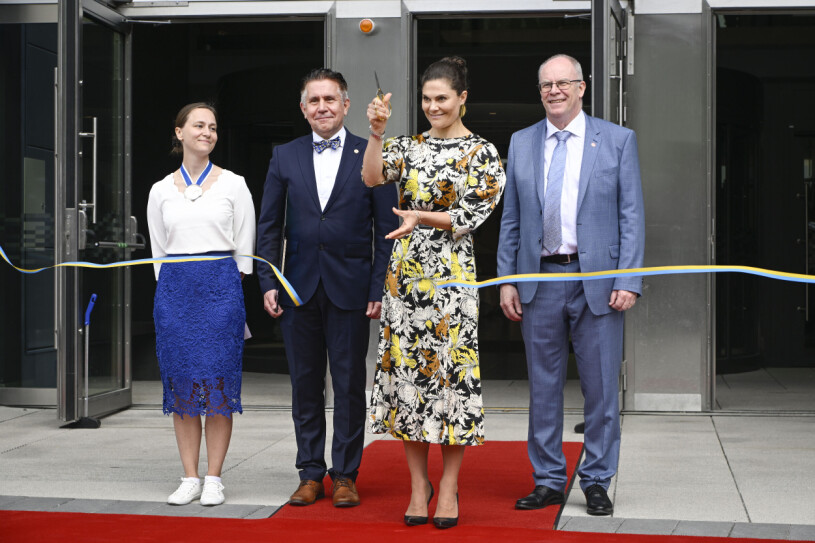 Full uppställning när Victoria invigde ”Nya Ångström”. Kronprinsessan Victoria ingvigning Ångströmslaboratoriet i Uppsala