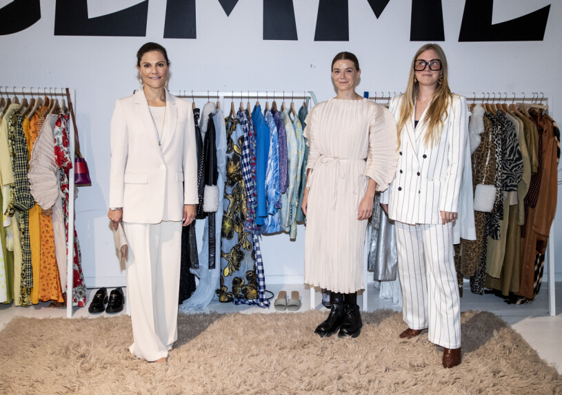Tidigt i höstas besökte kronprinsessan Stockholm Fashion Weeks satsning på recyclat mode. Här med företaget Gemme som erbjuder uthyrning av nya modeplagg. Kronprinsessan Victoria Stockholm Fashion Week 2021 Gemme